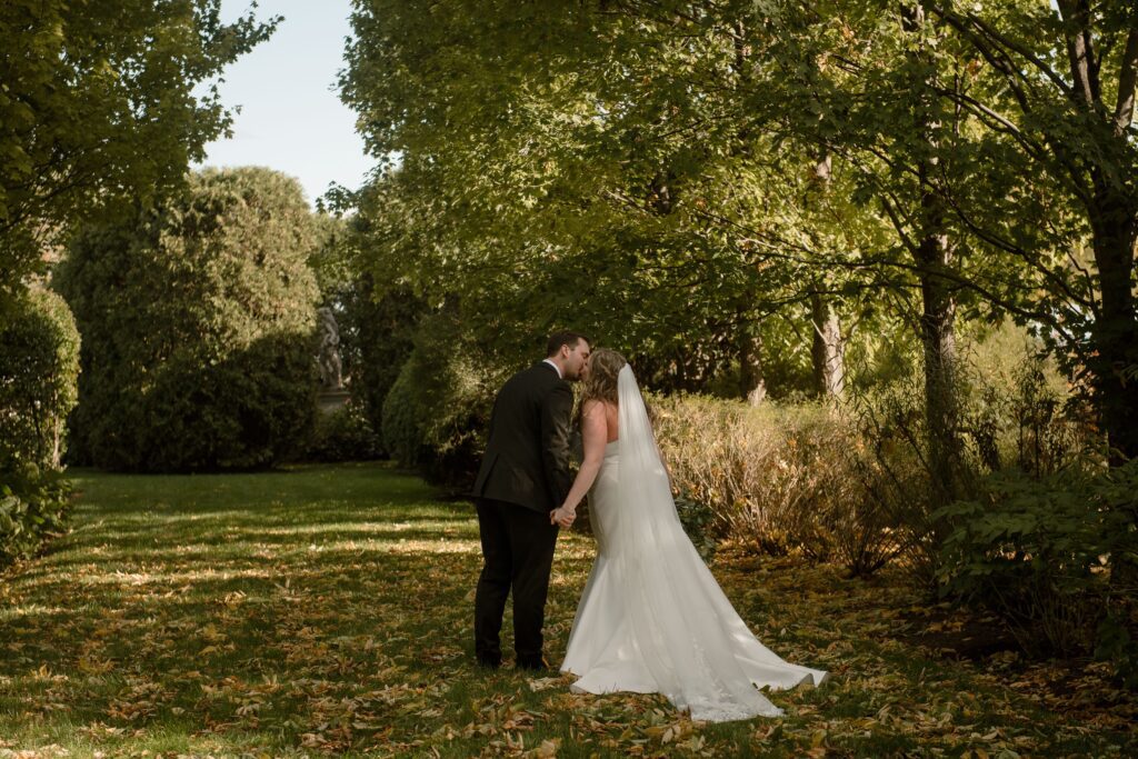 Couple kissing in a field at Villa Terrace in Milwaukee