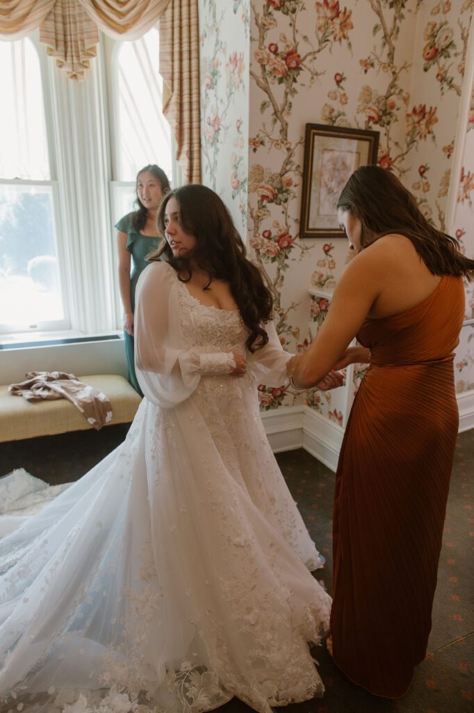 Bride gets ready for her Milwaukee wedding at The Wisconsin Club